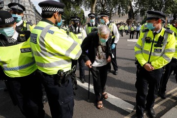Arrests as Extinction Rebellion protests begin across England